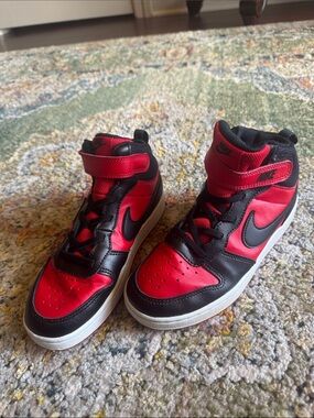 NIKE COURT BOYS BOROUGH MID 2 SNEAKERS IN SZ 2Y…GREAT PREOWNED CONDITION!!!